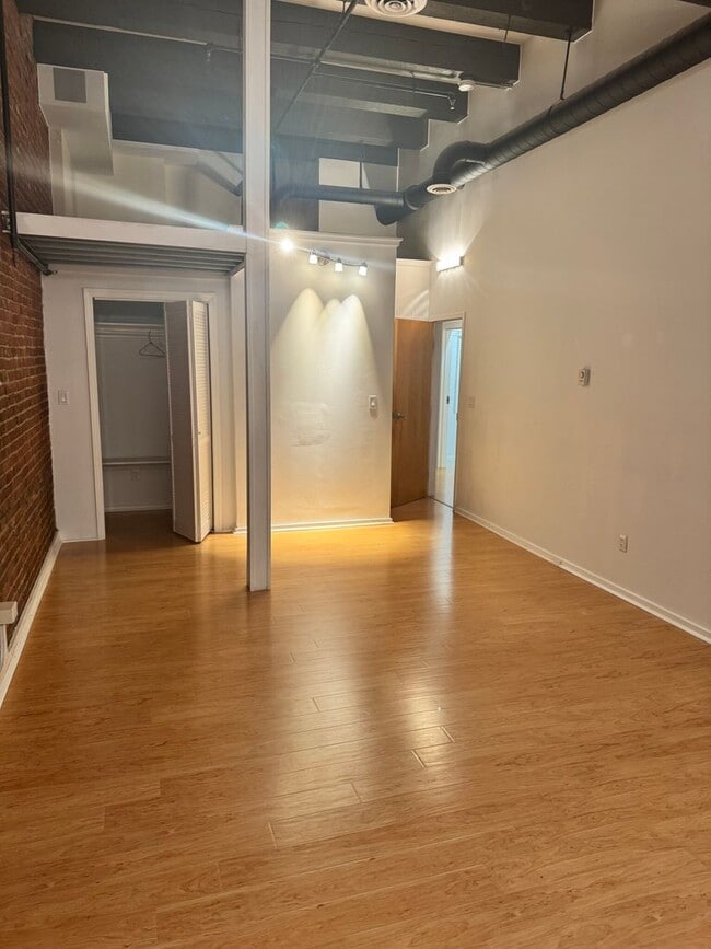 Building Photo - Three bed 2 bath in the North End!!!