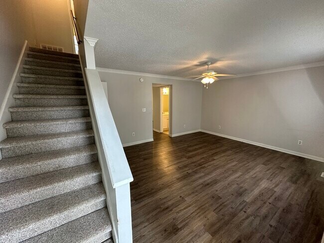 Building Photo - Updated Two Bedroom Townhome