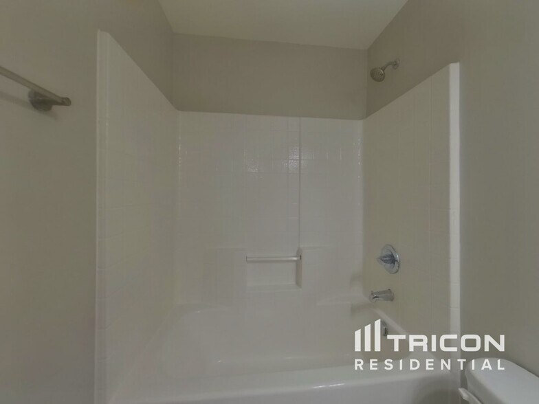 Building Photo - 806 Simones Ct