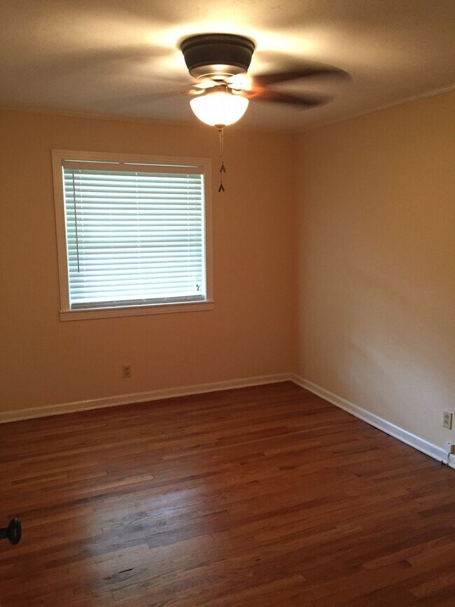 Building Photo - 1218 W White Oak Dr