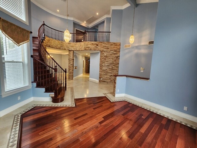 Building Photo - Entertainers Delight with minutes of shopping and restaurants