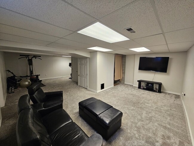 Building Photo - Beautiful Home in the Valley