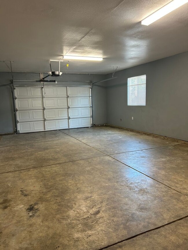 Building Photo - 3 Bedroom 2 bath home available