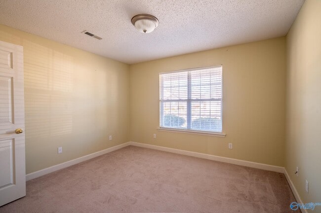 Building Photo - 5002 Blakemore Dr SE