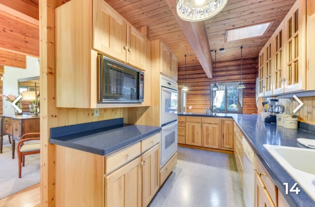 Building Photo - 770 E Country Club Drive East