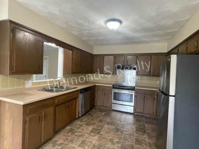 Building Photo - 4 Bedroom Home Available Now! Southwest Springfield!