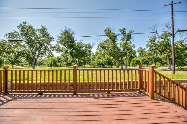 Building Photo - 421 W Concho Ave