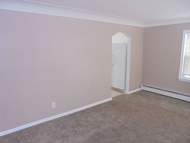 Building Photo - 2/1 brick Home CALL DIANA FOR A SHOWING AT...