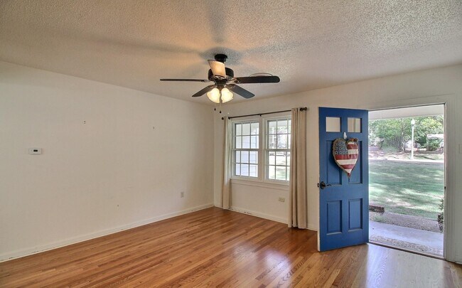 Building Photo - 487 S Center St