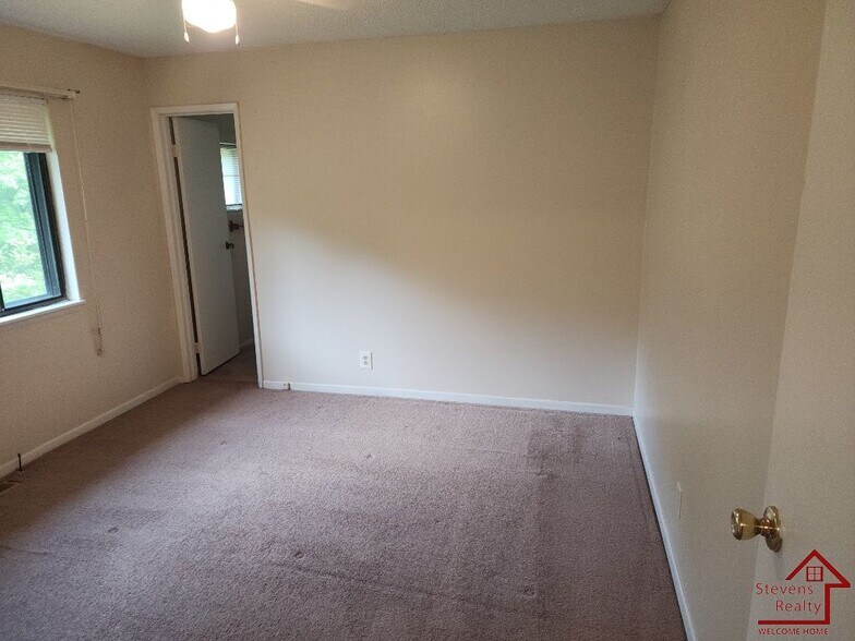 Building Photo - 163 Lakeshire Dr