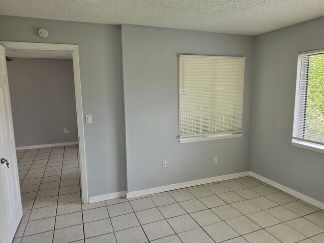 Building Photo - 2526 S Oak Ave