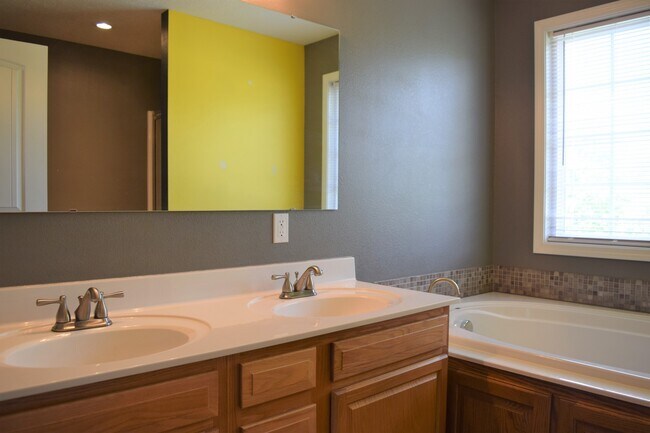 Building Photo - Beautiful 3 Bedroom, 2 Bathroom Home On Mi...