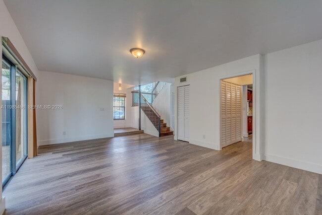 Building Photo - 1960 Bayberry Dr