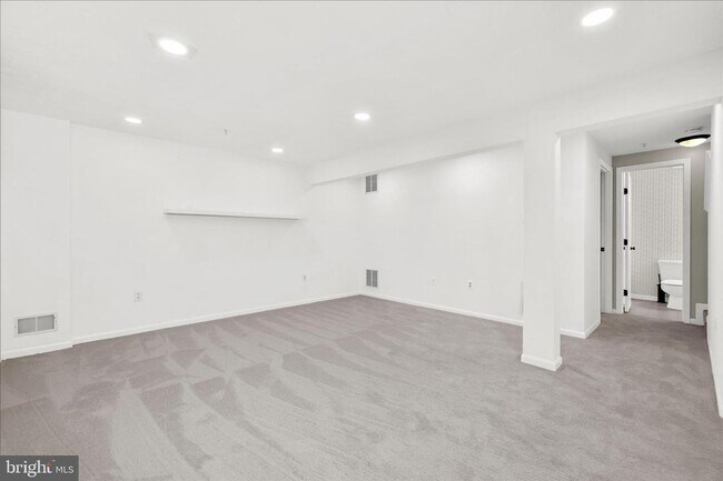 Building Photo - Beautiful End Unit Townhome in Bluffs At Deep Creek!