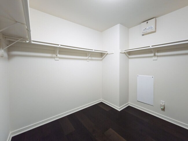 Building Photo - Luxury Townhome Centrally Located in Silver Lake!