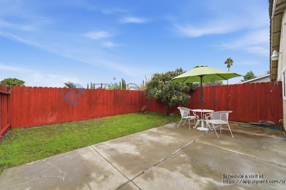 Building Photo - 1657 Knickerbocker Dr