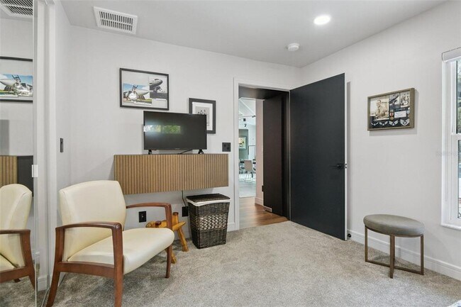 Building Photo - 1851 Royal Oak Pl E