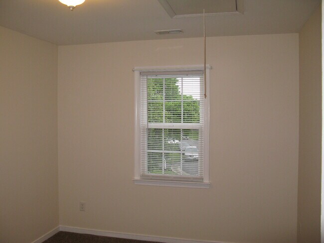 Building Photo - 7809 Silktree Pl