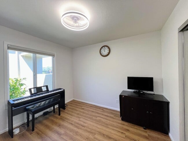 Building Photo - 630 Pilgrim Dr