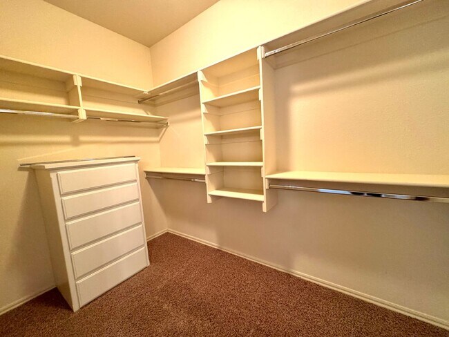 Building Photo - Stunning 2 bedroom 2 bathroom townhome in ...