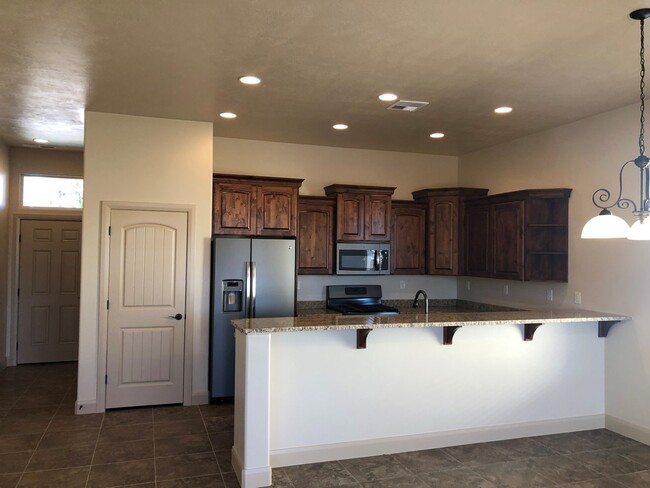 Building Photo - Townhome in Hurricane