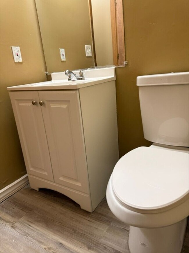 Building Photo - Charming 3-Bedroom Property in Prime Location