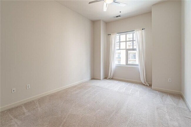 Building Photo - 711 Cosmopolitan Dr NE