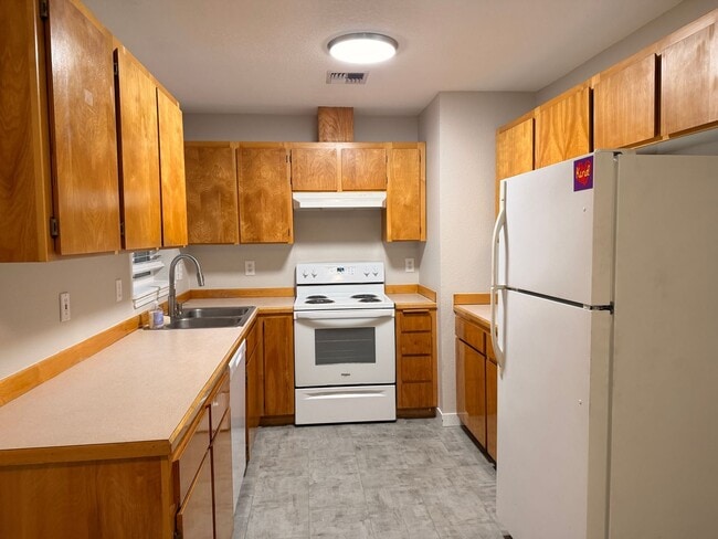 Building Photo - 1073 NE Hidden Valley Dr