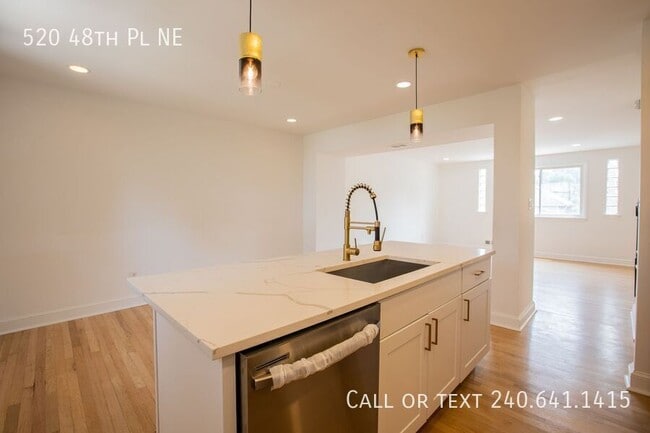 Building Photo - 520 48th Pl NE