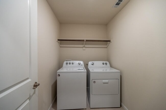 Building Photo - 1609 Grand Villa St