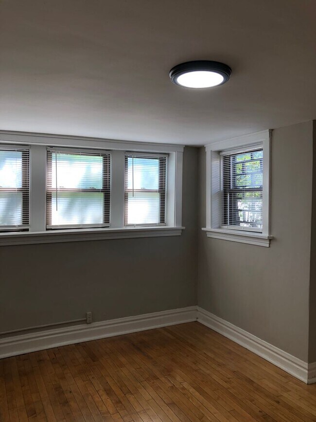 Building Photo - 2056 N Oakley Ave