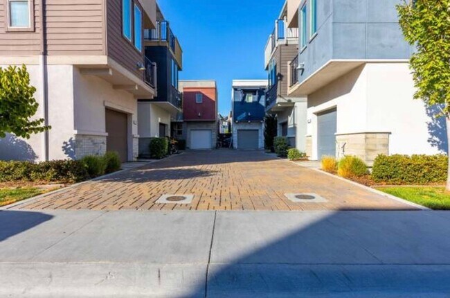 Building Photo - First Month Rent: FREE (with approved lease terms)