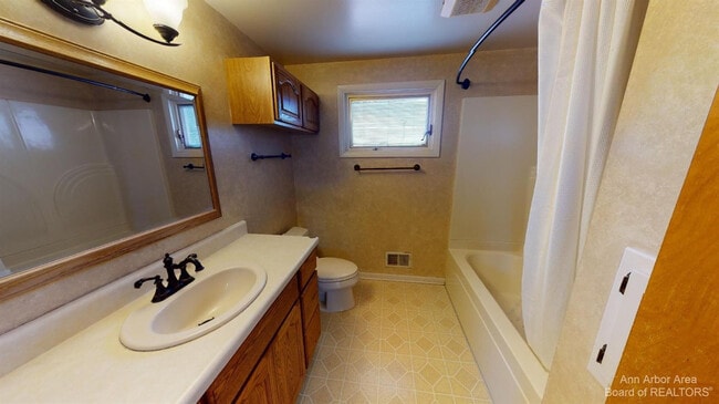 Building Photo - 2235 Prairie St