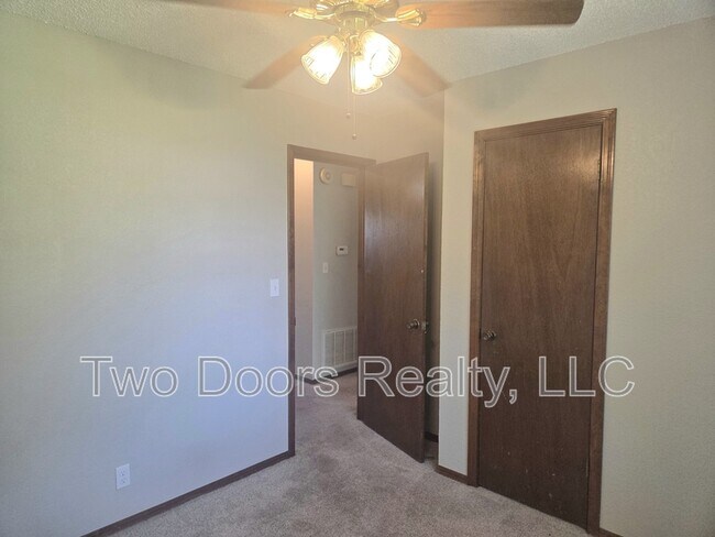 Building Photo - 663 W Perry Dr