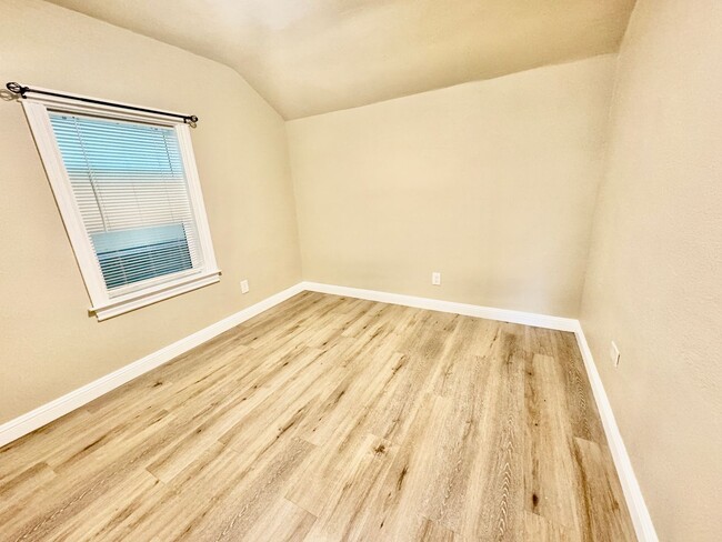 Building Photo - Cozy Oakland 2Bed/1Ba Home in a Private St...