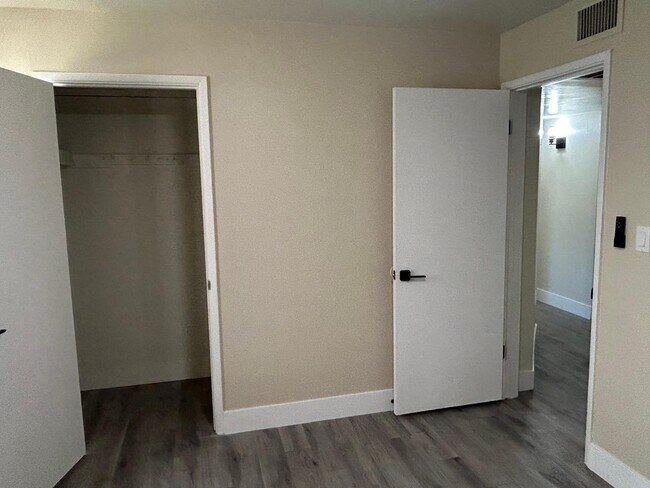 Building Photo - 726 E 3rd Ave