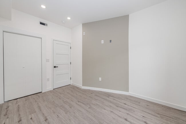 Building Photo - 2521 Grays Ferry Ave
