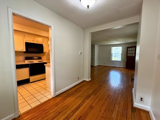 Building Photo - 3 level end unit 1br+den 2ba town house in...