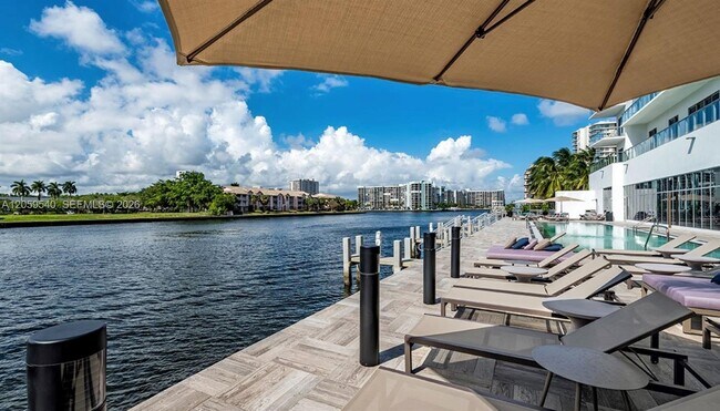 Building Photo - 4010 S Ocean Dr