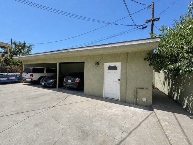 Building Photo - 211 E Santa Paula St