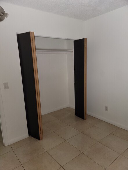 Building Photo - 13455 NE 10th Ave