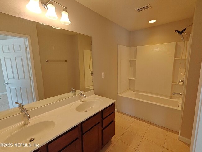 Building Photo - 6918 Roundleaf Dr