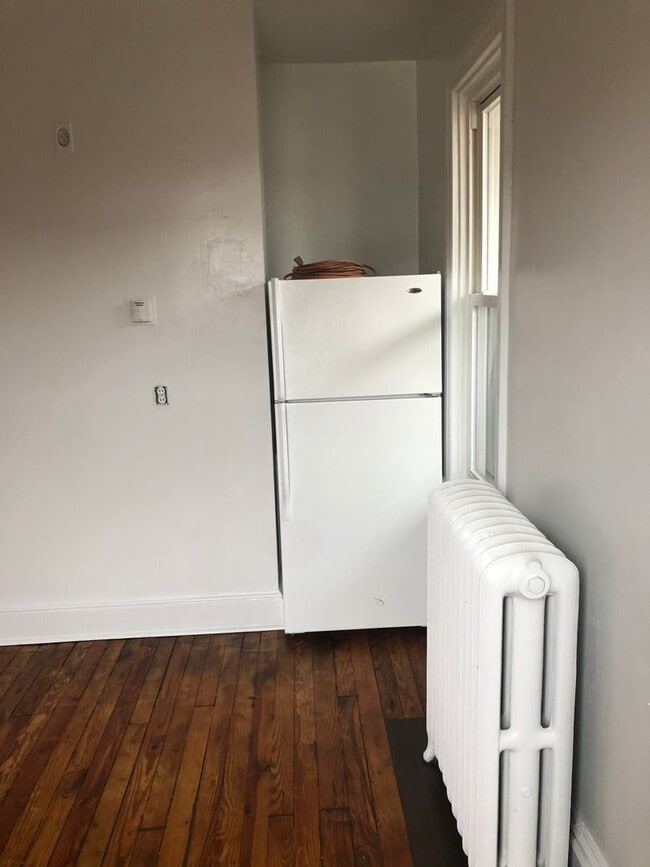 Building Photo - 1 Bedroom 1 Bath, 2nd Floor on the Avenues-York City SD