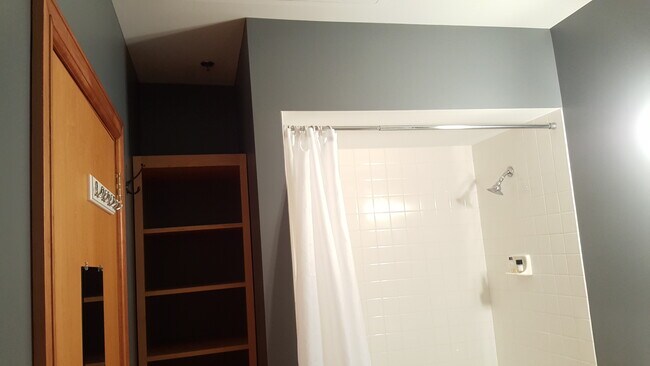 Bathroom - 59 College St