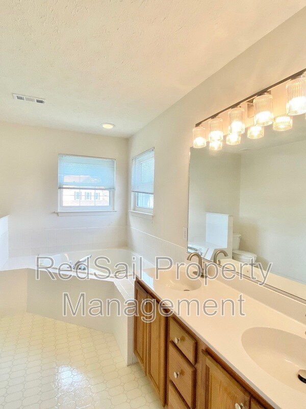 Building Photo - 200 Halles Run