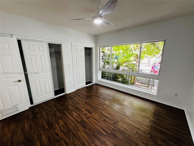 Building Photo - 946 Bay Dr