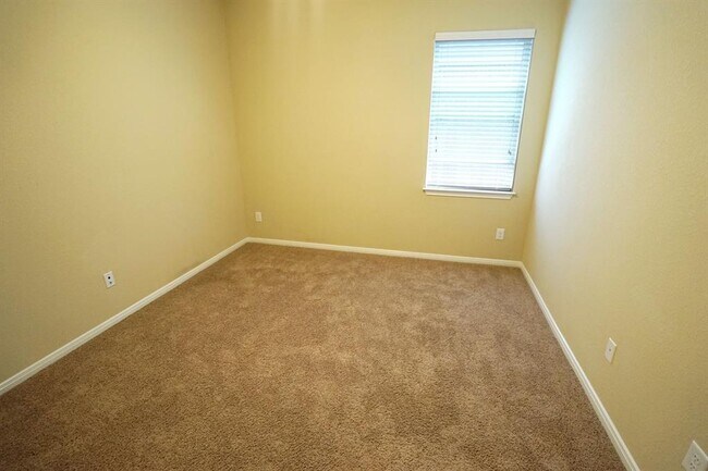 Building Photo - 1067 Cedar Lake Ct