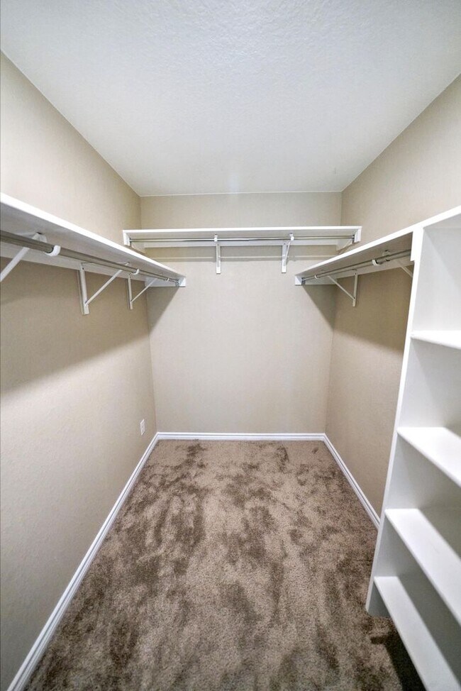 Building Photo - Beautiful 3-Bedroom Home with Flex Space in Universal City - Realtor Commission: $600