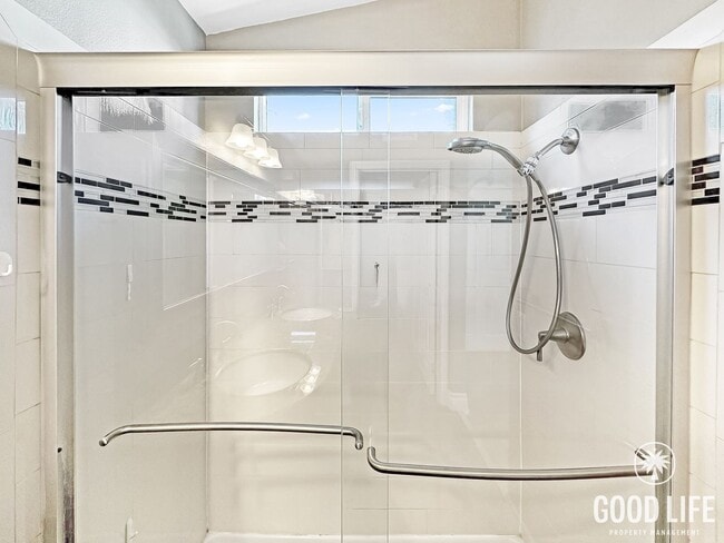 Building Photo - Beautiful 3-Bed Home w/ Vaulted Ceilings, Stainless Appliances, Private Backyard & 2-Car Garage