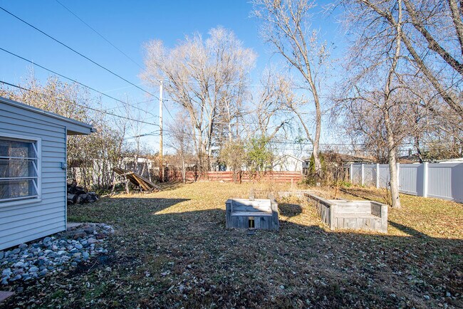 Building Photo - 206 5th Ave E